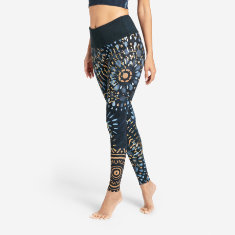 Wunderschöne Yoga-Leggings Magic von Spirit of OM mit Mandalas in Mitternachtsblau. Muster mit Kreisen und Tropfen in verschiedenen Blau- und Beigetönen. Elegante Akzente mit Golddruck.