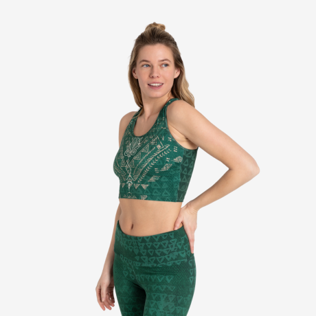 Frau trägt smaragd farbenen yoga bra buddhi von spirit of om mit passender leggings