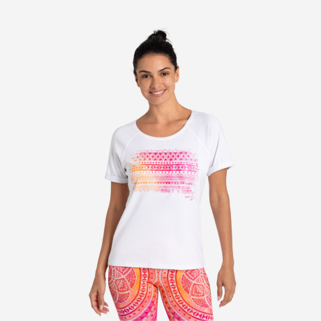 Frau mit Shirt Indian Spirit t-Shirt passend zur gleichnamigen Leggings in den selben Farbtönen orange, pink, weiß