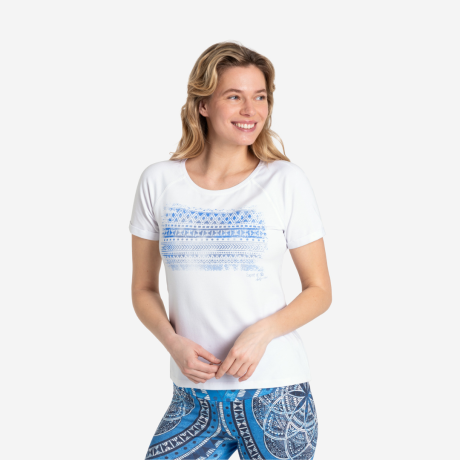 Frau mit T-Shirt in weiß und blauem Muster. Das Shirt Blue Spirit ist schön präsentiert und man sieht das blaue Muster aus Rauten, Dreiecken, Strichen und Punkten auf der Brust.