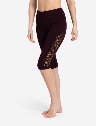  Capri Leggings in Aubergine. Seitlich ein wunderschöner Aufdruck in Gold.