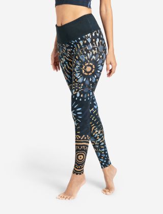 Wunderschöne Yoga-Leggings Magic von Spirit of OM mit Mandalas in Mitternachtsblau. Muster mit Kreisen und Tropfen in verschiedenen Blau- und Beigetönen. Elegante Akzente mit Golddruck.