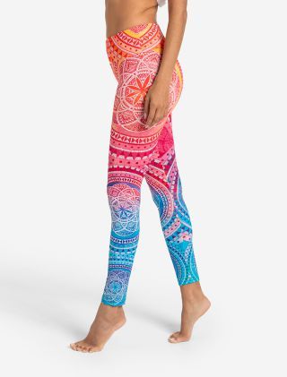 Yoga Leggings Indian Spirit von The Spirit of OM. Bunte Farben, orange, rosa, pink, blau, türkis mit weißen Mandalas. Hergestellt aus Bio-Baumwolle mit Rosenquarz. 