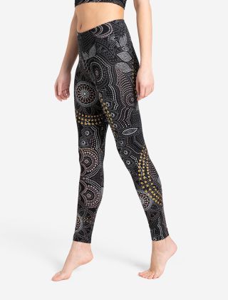 Schwarze Yoga Leggings Maui von The Spirit of OM. Diese hat weiße Mandalas mit goldenen Punkten. Faire Bio-Mode, nachhaltig produziert. Rosenquarz im Material. Hergestellt von Spirit of OM. 