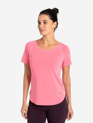 Frau trägt Raglan T-Shirt in der Farbe Peach von Spirit of OM