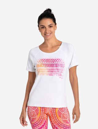 Frau mit Shirt Indian Spirit t-Shirt passend zur gleichnamigen Leggings in den selben Farbtönen orange, pink, weiß