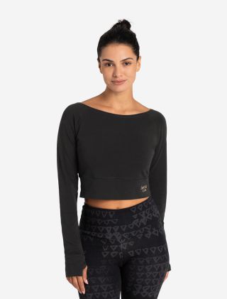 Frau trägt schwarzes Crop Top mit langen Armen und Daumenschlaufen von Spirit of OM