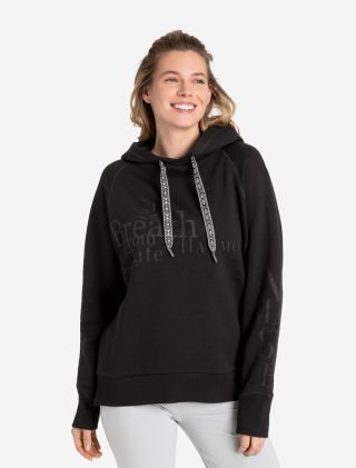 Frau trägt Hoodie Breath in schwarz mit elegantem Druck ton-in-on. Dezenter Schriftzug: Breath your Life, positive, Harmony