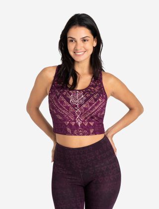 Bra Buddhi. Frau trägt einen Yoga Bra / BH in der Farbe aubergine / violett und eine passende Yoga Leggings. 