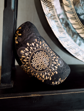 Man sieht das elegante Meditationskissen in schwarz/gold mit großem Mandala und "Ei des Lebens" in der Mitte. Reißverschluss an der Seite.