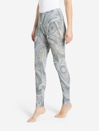 Yoga-Leggings von Spirit of OM in der Farbe grau. Die Leggings hat ein einzigartiges Muster aus Mandalas, kraftvolle Motiven wie Sonne und Mond, sowie goldenen gepunkteten Akzente.